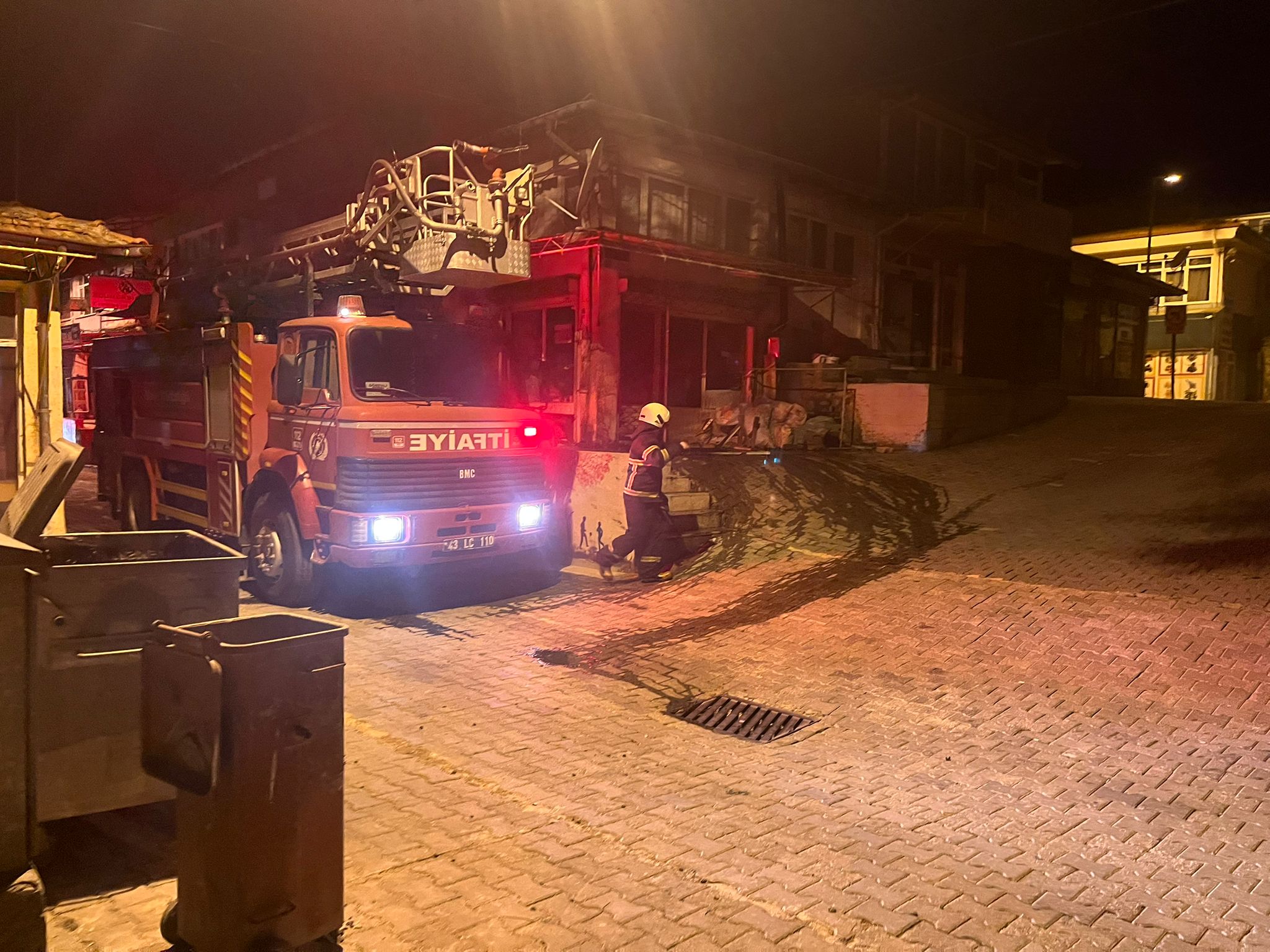 GEDİZ’DE GENÇLERİN KULLANDIĞI ODADA ÇIKAN YANGIN MADDİ HASARA YOL AÇTI