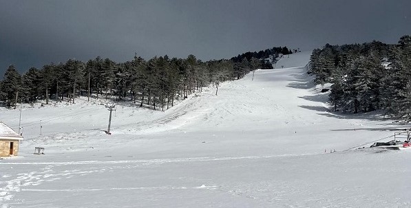 MURAT DAĞI’NDA KAR YETMEDİ, ZİYARETÇİLER KIZAKLA EĞLENİYOR