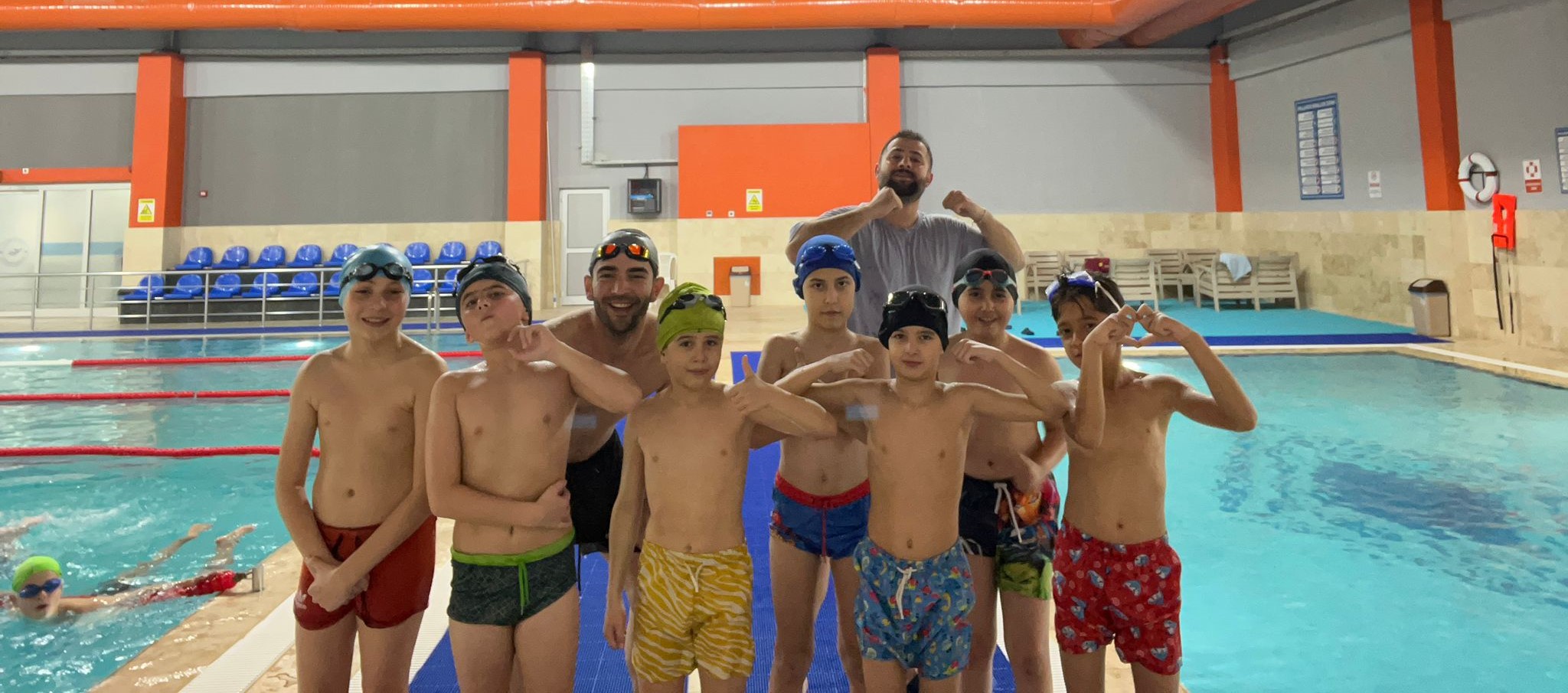 GEDİZ’DE YARI OLİMPİK YÜZME HAVUZUNDA İLK YÜZME KURSU TAMAMLANDI