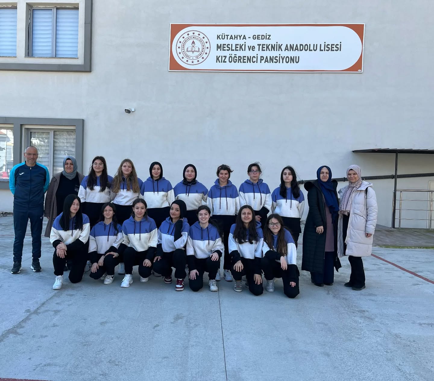 GEDİZ KIZ MESLEKİ VE TEKNİK ANADOLU LİSESİ FUTBOL TAKIMI BÖLGE FİNALLERİNDE