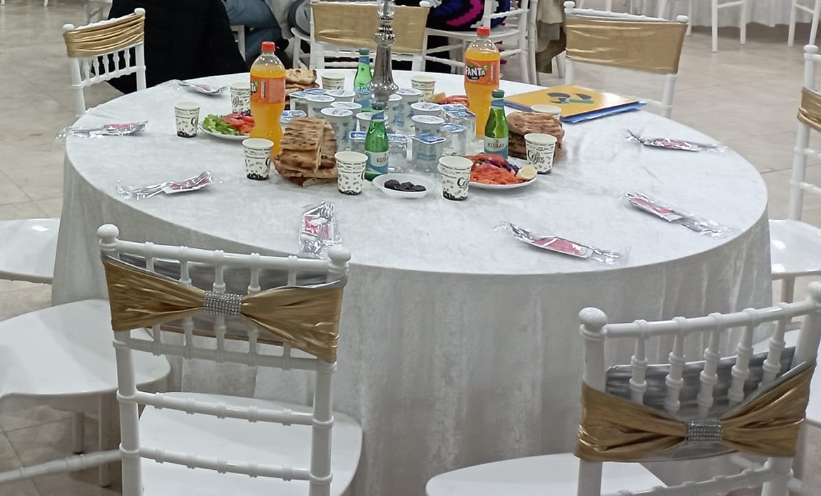 Gediz’de Ramazan Sofraları Evlere Taşındı, Dışarıda İftar Geleneği Geriliyor