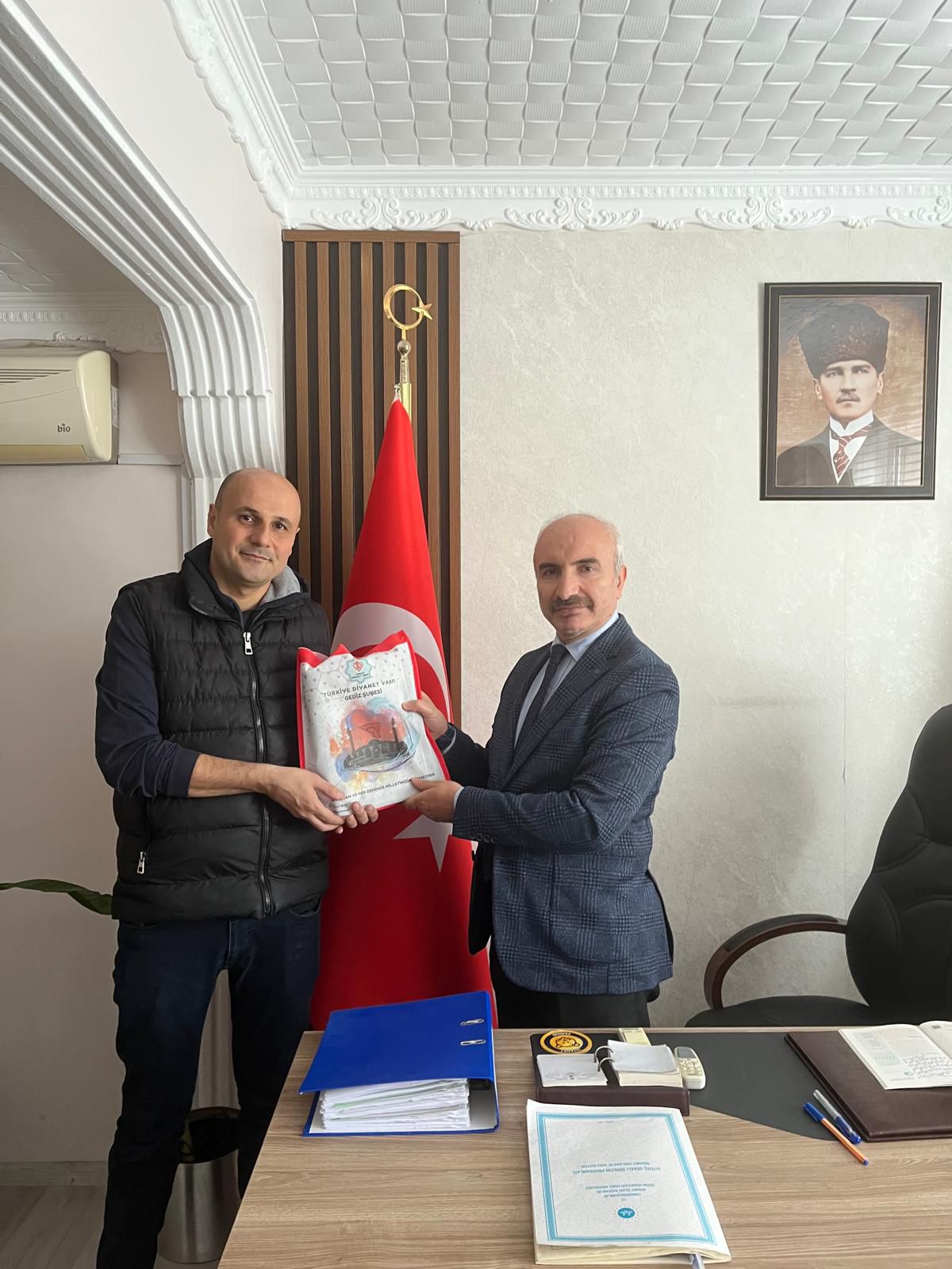 Gediz’de Hayırsever Teyzeden Anlamlı Bağış