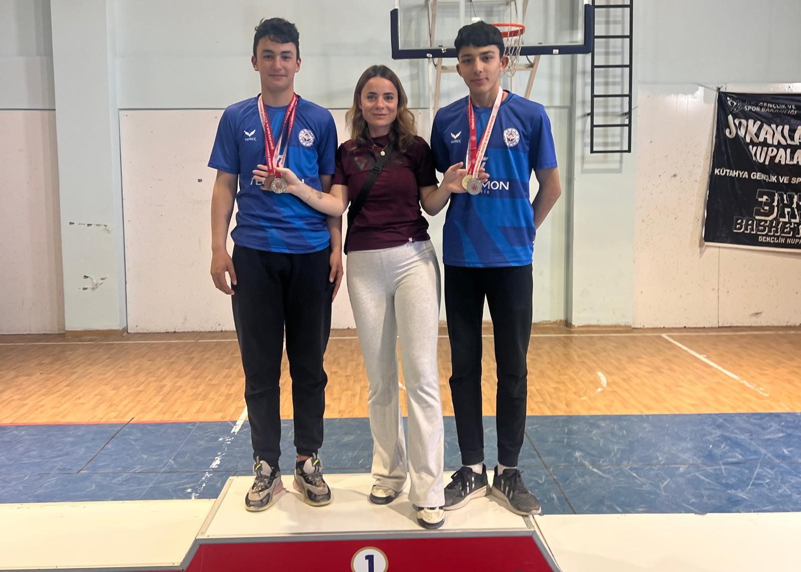 Gediz Altınkent Ortaokulu Öğrencilerinden Bilek Güreşi İl Dereceleri