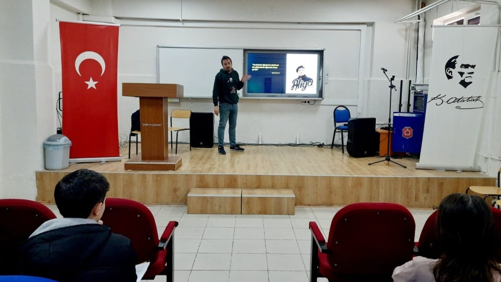 GEDİZ FEN LİSESİ’NDE “YILDIZLARIN BÜYÜLEYİCİ DÜNYASI” KONFERANSI GERÇEKLEŞTİRİLDİ