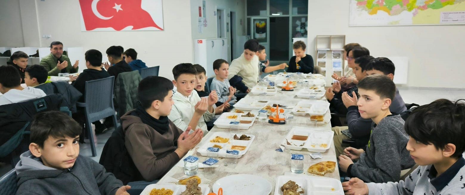 Gediz’de Ortaokul Öğrencilerine İftar Programı Düzenlendi