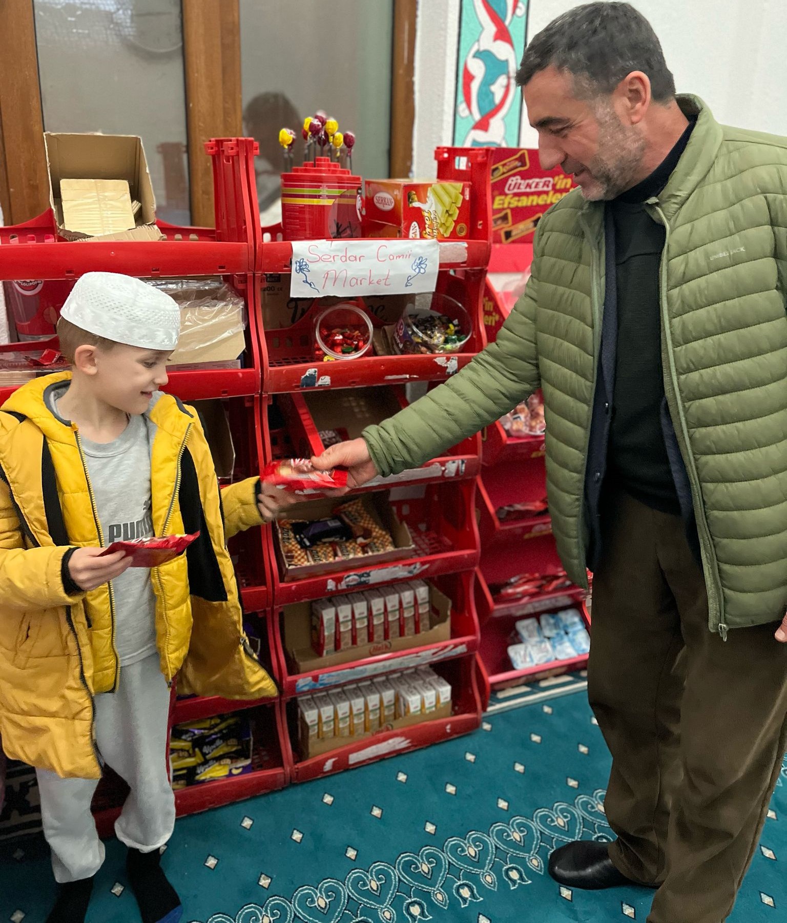 GEDİZ’DE ÖRNEK DAVRANIŞ: İMAM-HATİP RAMAZAN DİNÇER’DEN MİNİK CEMAATE ÖZEL MİNİ MARKET!