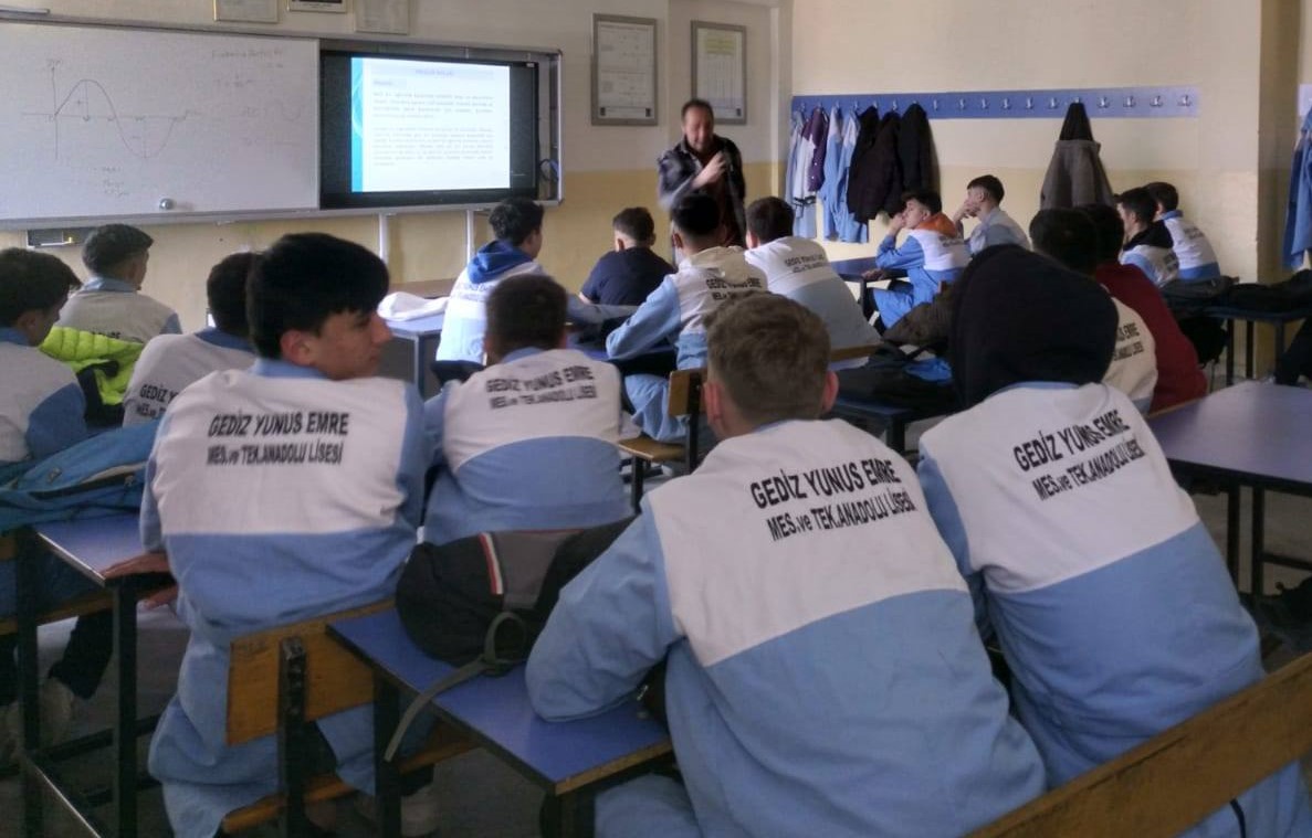 Gediz’de Öğrencilerden Örnek Projeler ve Yardımlaşma Faaliyetleri