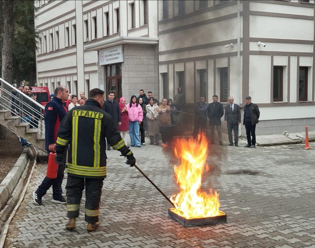 Gediz İtfaiyesinden Sağlık Personeline Yangın Eğitimi