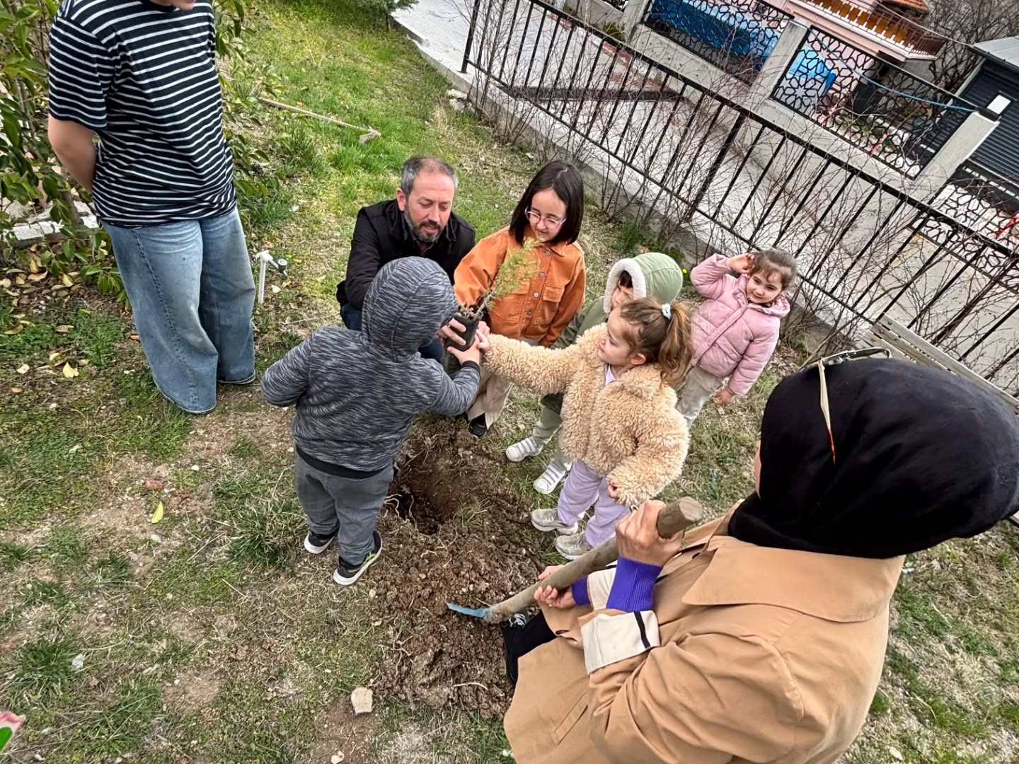 Gediz’de Minik Ellerden Anlamlı Etkinlik: Orman Haftası’nda Fidan Dikimi Coşkusu