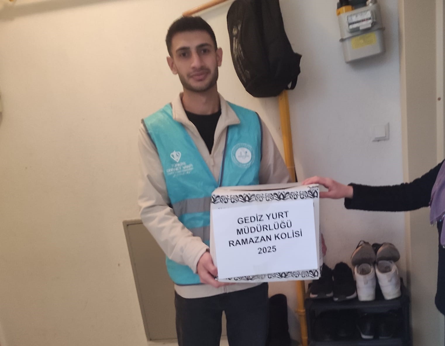 Gediz’de Üniversite Öğrencileri Ramazan Kolisi Dağıttı