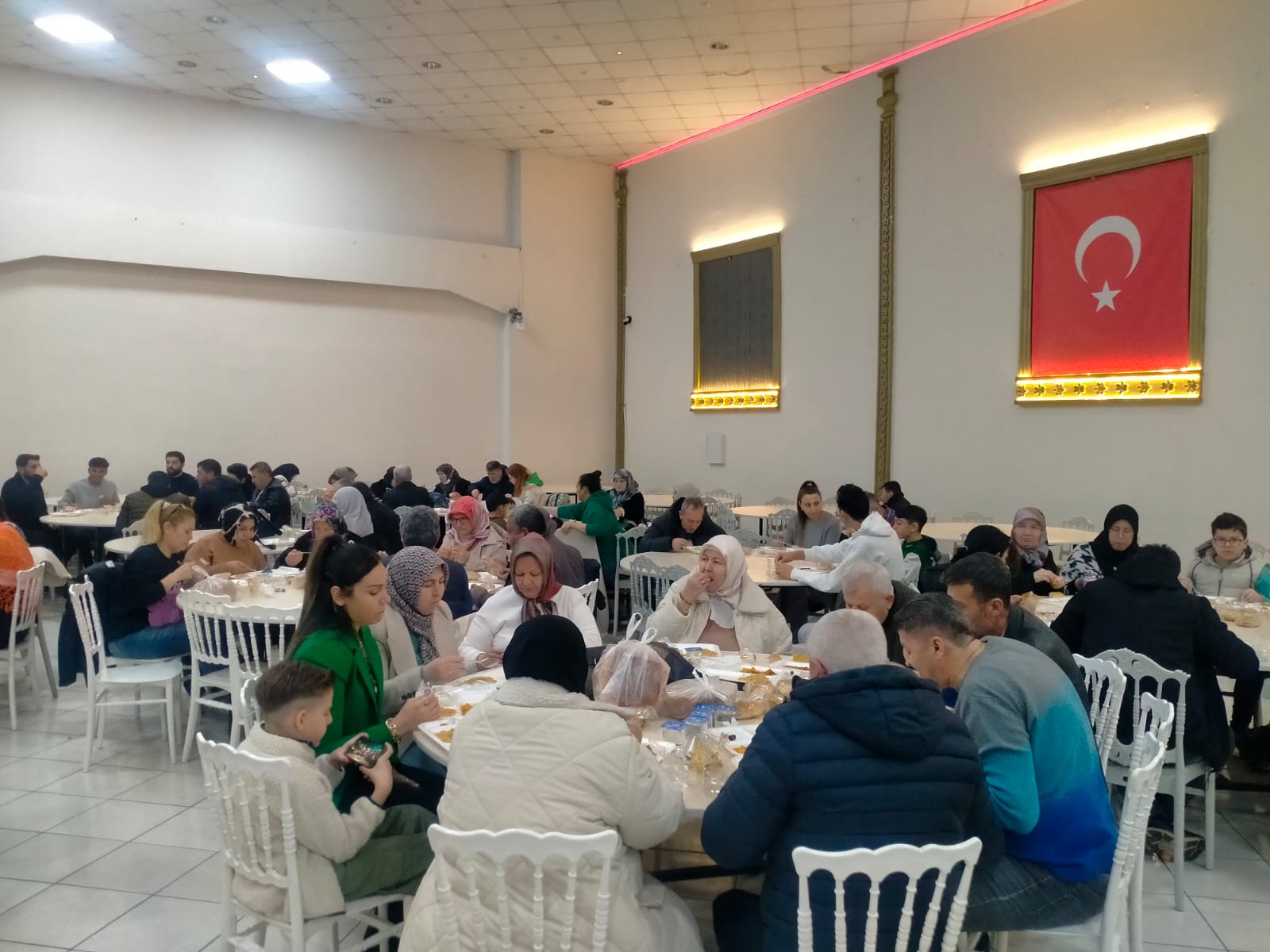 GEDİZLİ VATANDAŞLAR İZMİR’DE GELENEKSEL İFTAR SOFRASINDA BULUŞTU