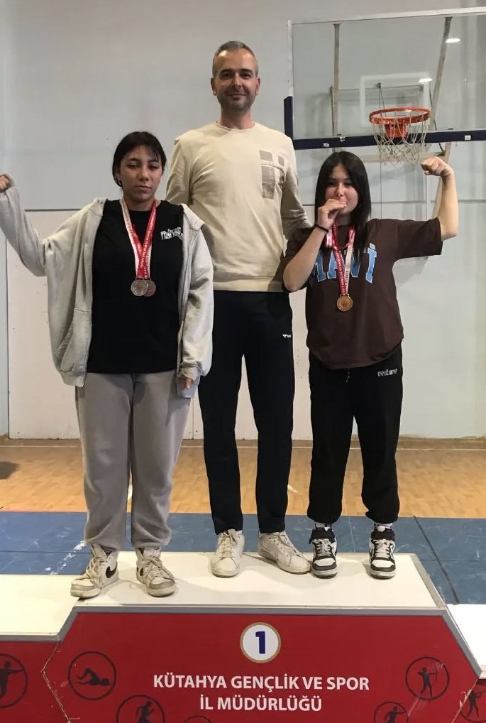 GEDİZ’İN BİLEK GÜREŞİ YILDIZLARINDAN BÜYÜK BAŞARI