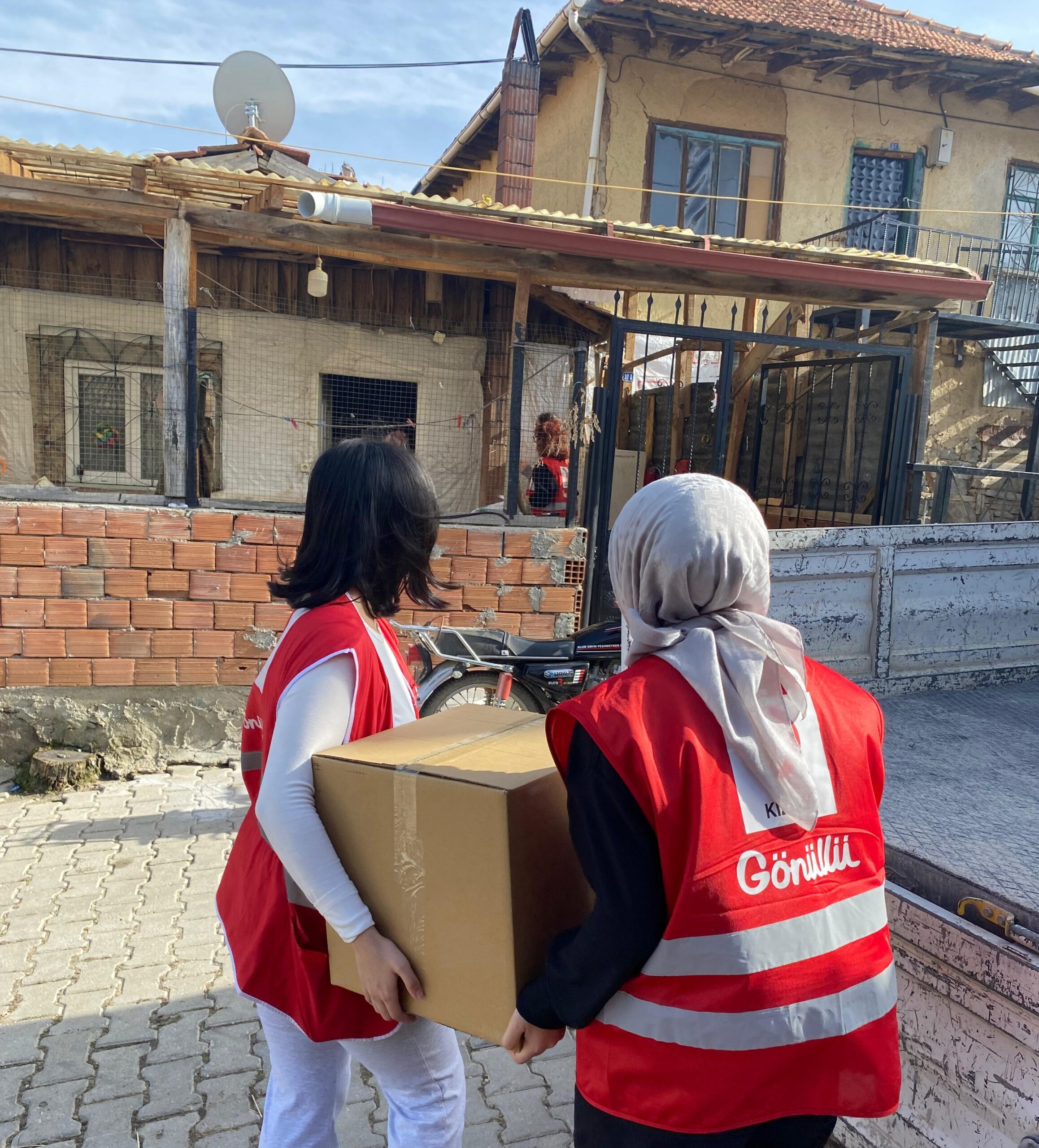 Gediz Genç Kızılay Gönüllüleri Ramazan Ayında 500 Aileye Ulaştı