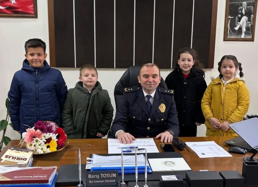 Gediz’de Minik Öğrencilerden ve Milli Eğitim Müdürlüğü’nden Polise Anlamlı Ziyaretler