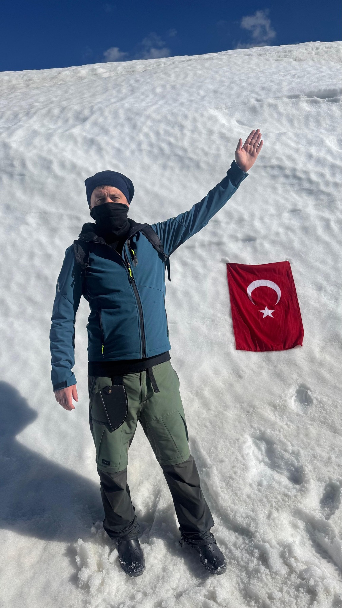 Gediz’in Murat Dağı’nda Bahar ve Kar Bir Arada: Zirvede Türk Bayrağı Dalgalandı