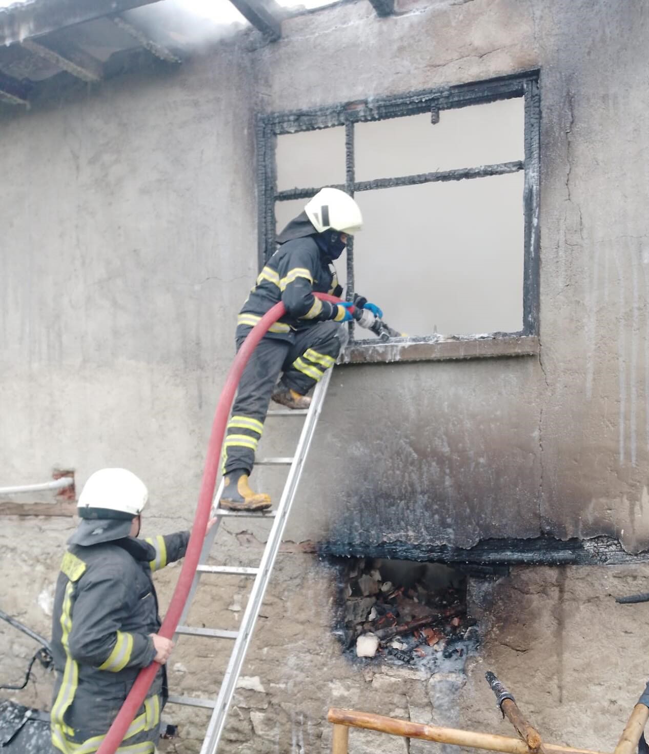 Gediz’in Üzümlü Köyü’nde Ev Yangını: Bir Ev Kullanılamaz Hale Geldi