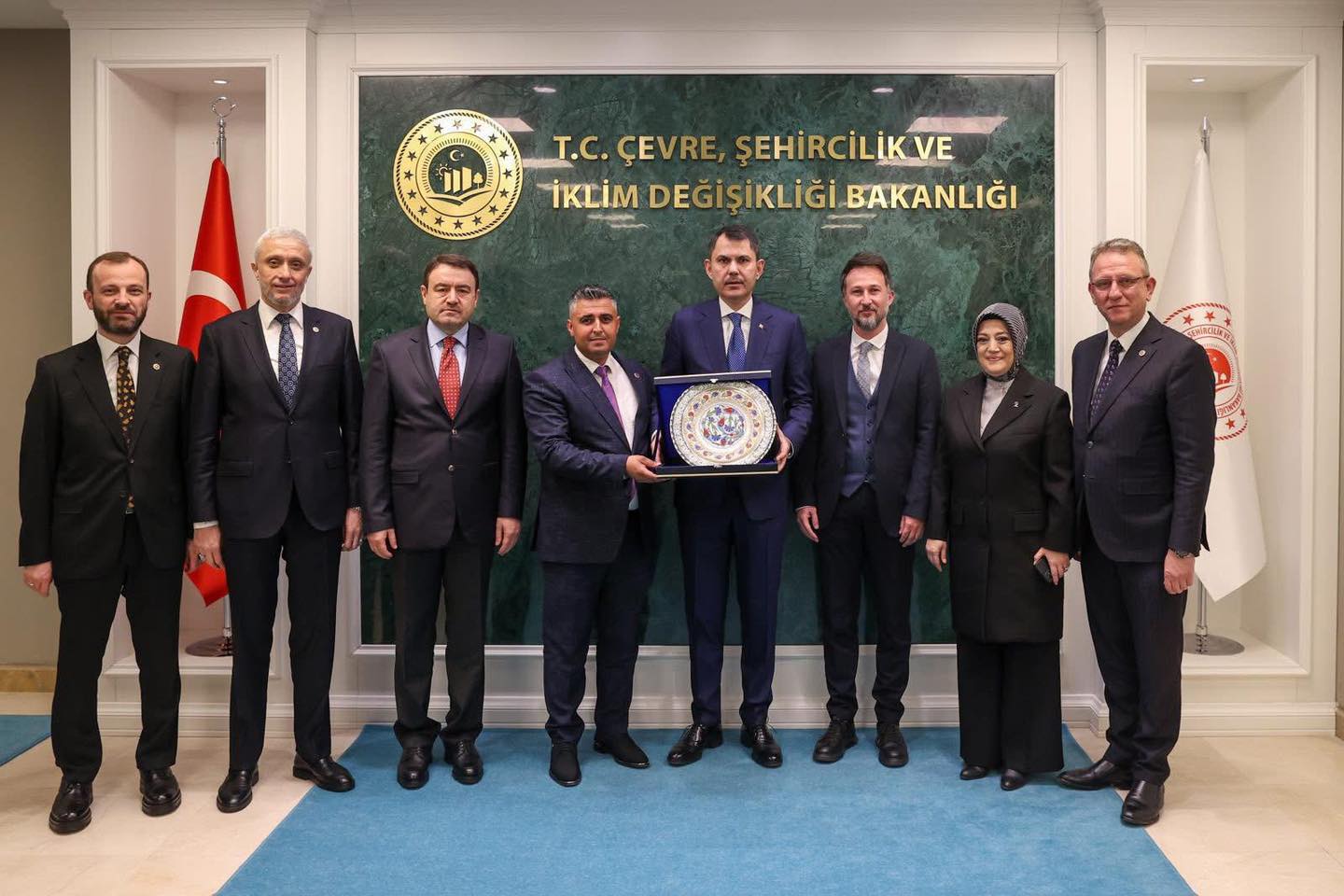 AK Parti Gediz Teşkilatı Ankara’dan Müjdelerle Döndü: Yenikent’e Çöp Kamyonu ve Nakdi Yardım, Köylere Kilit Parke Taşı