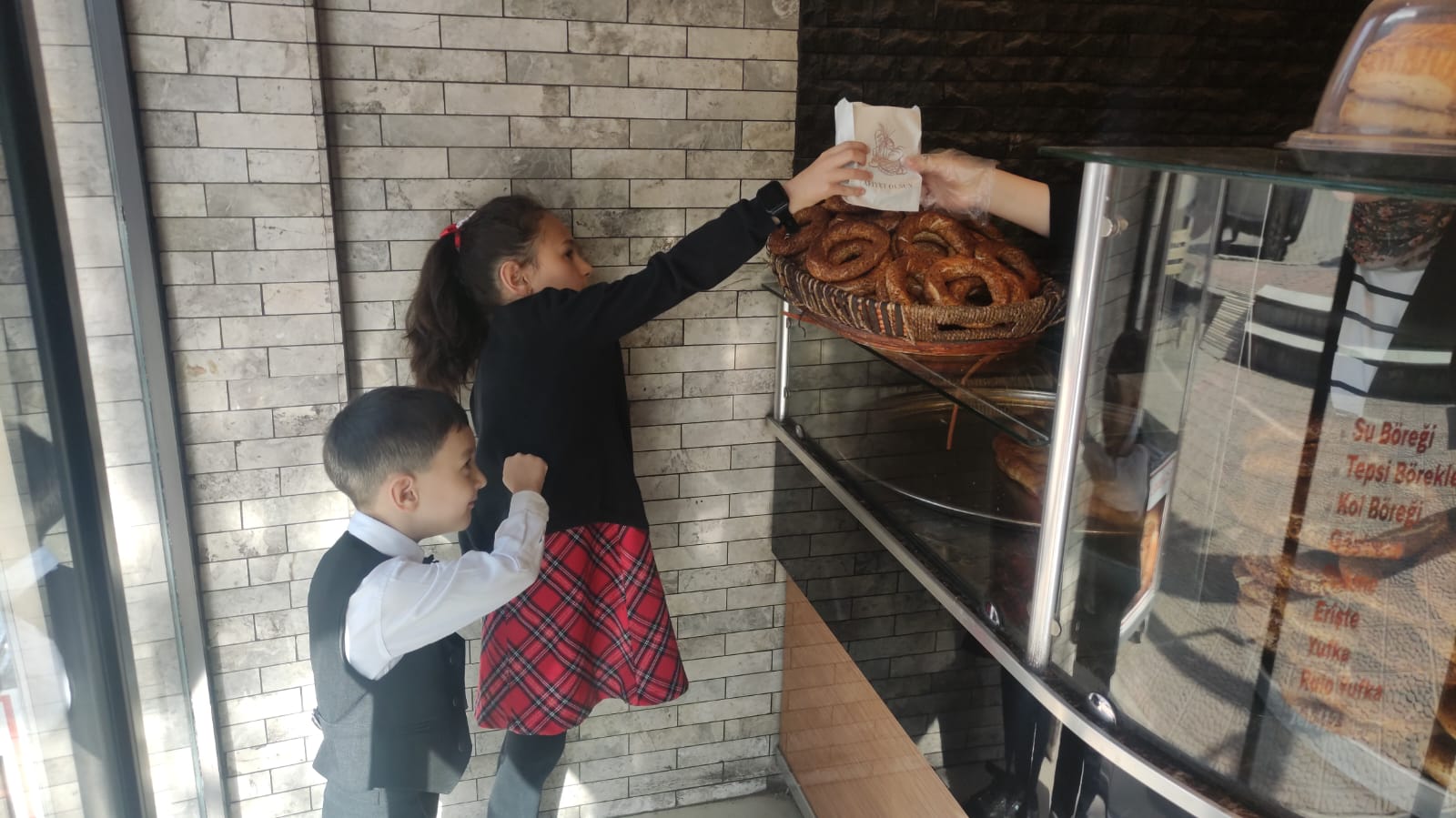Gedizli Fırıncıdan 23 Nisan’da Örnek Davranış: Çocuklara Ücretsiz Simit İkramı