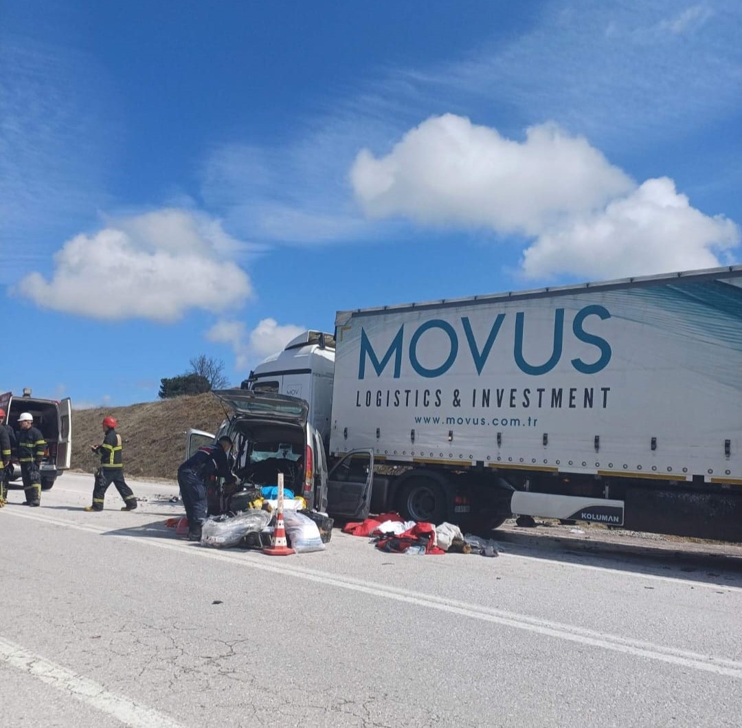 Gediz’de ticari araç ile tır çarpıştı 1 ölü