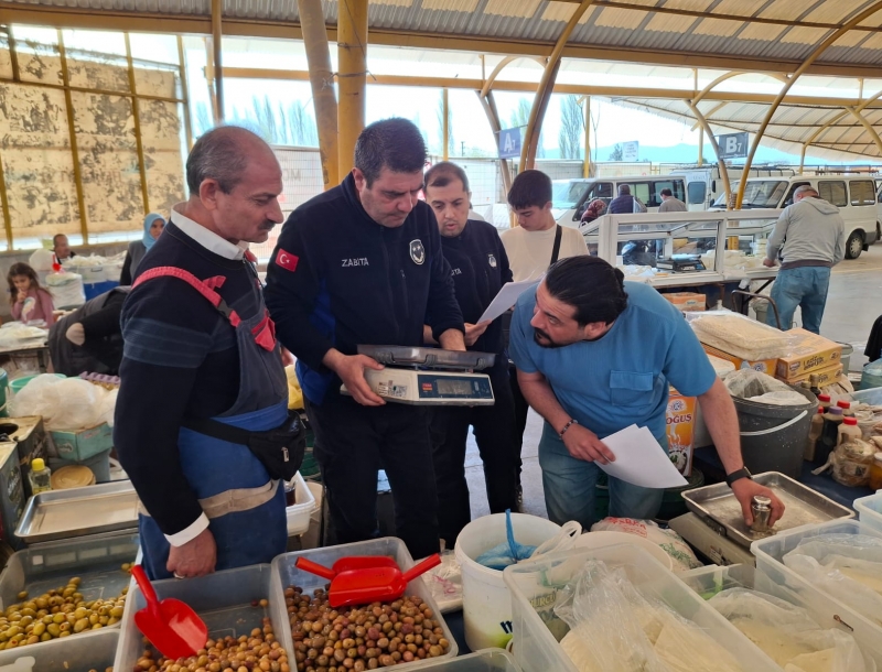 Gediz Belediyesi Pazarda Tartı Aletlerini Denetledi: Vatandaşın Hakkı Korunuyor