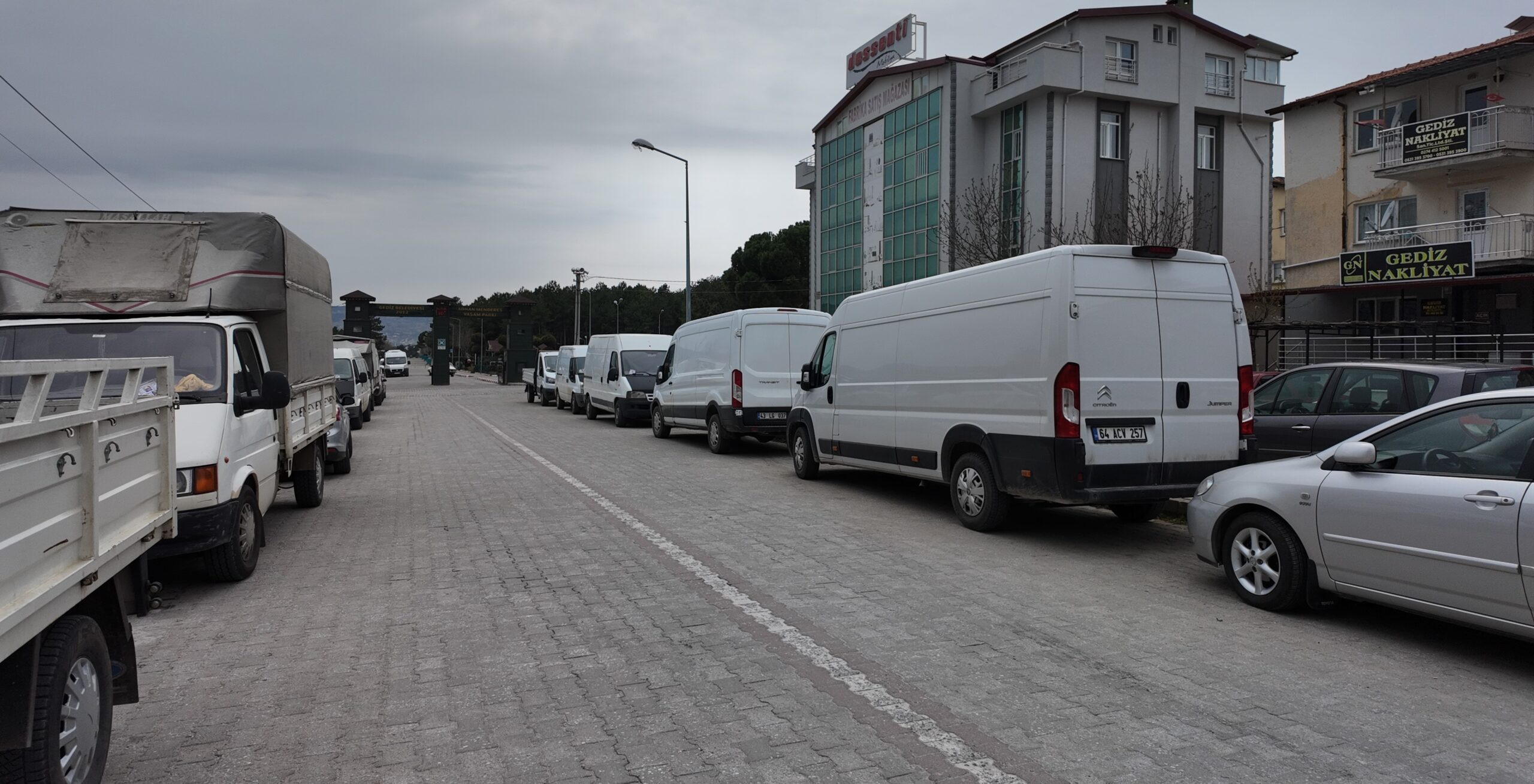 Gediz Halk Pazarı’nda Otopark Çilesi: Vatandaşlar Çözüm Bekliyor