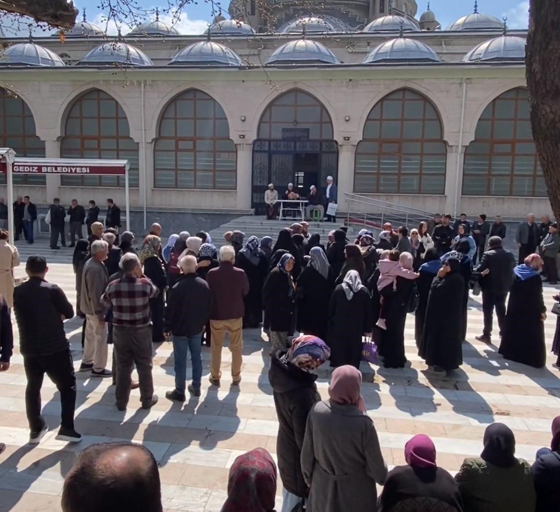 Gediz’den Kutsal Topraklara Yolculuk: Umre Kafilesi Dualarla Uğurlandı