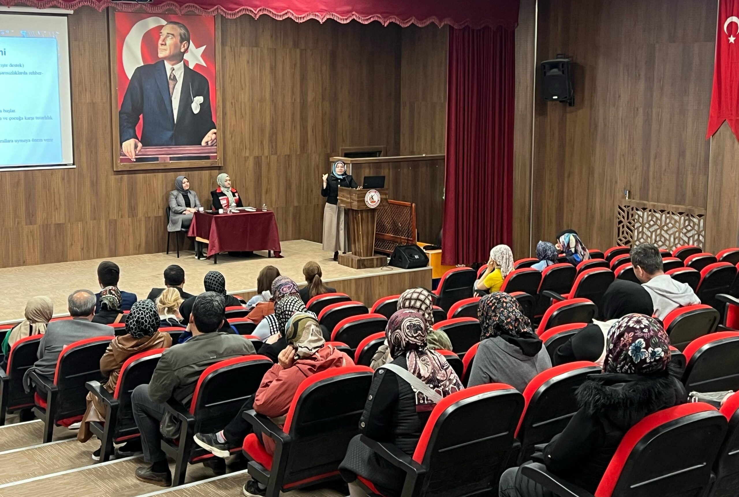 Gediz’de “Online Dünyada Çocuk Olmak” Söyleşisi Yoğun İlgi Gördü