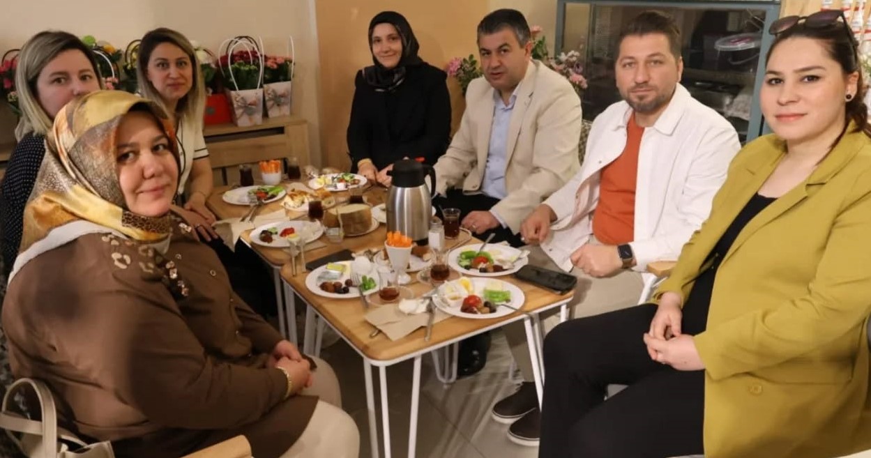 Başkan Akel’den Gedizli Kadın Esnafa Anneler Günü Sürprizi