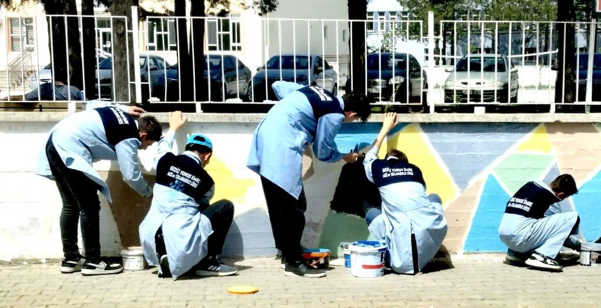 Gediz Genç AR-GE’den Okul Duvarlarına Sanatsal Dokunuş