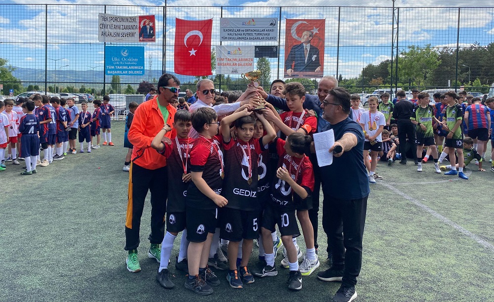 Gediz’de Okullar Arası Halı Saha Futbol Turnuvası Sona Erdi