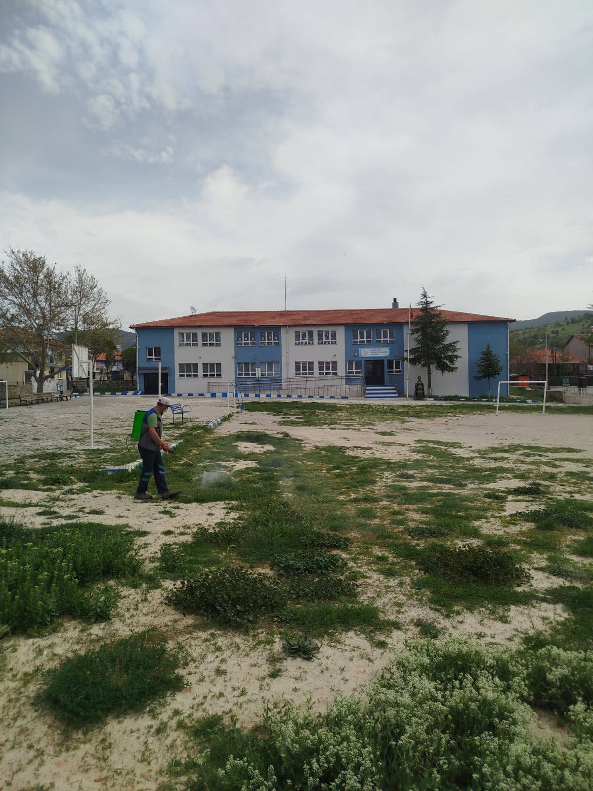 Gökler Belediyesi Okul ve Parklarda İlaçlama Çalışması Başlattı: Başkan Şahin’den Açıklamalar