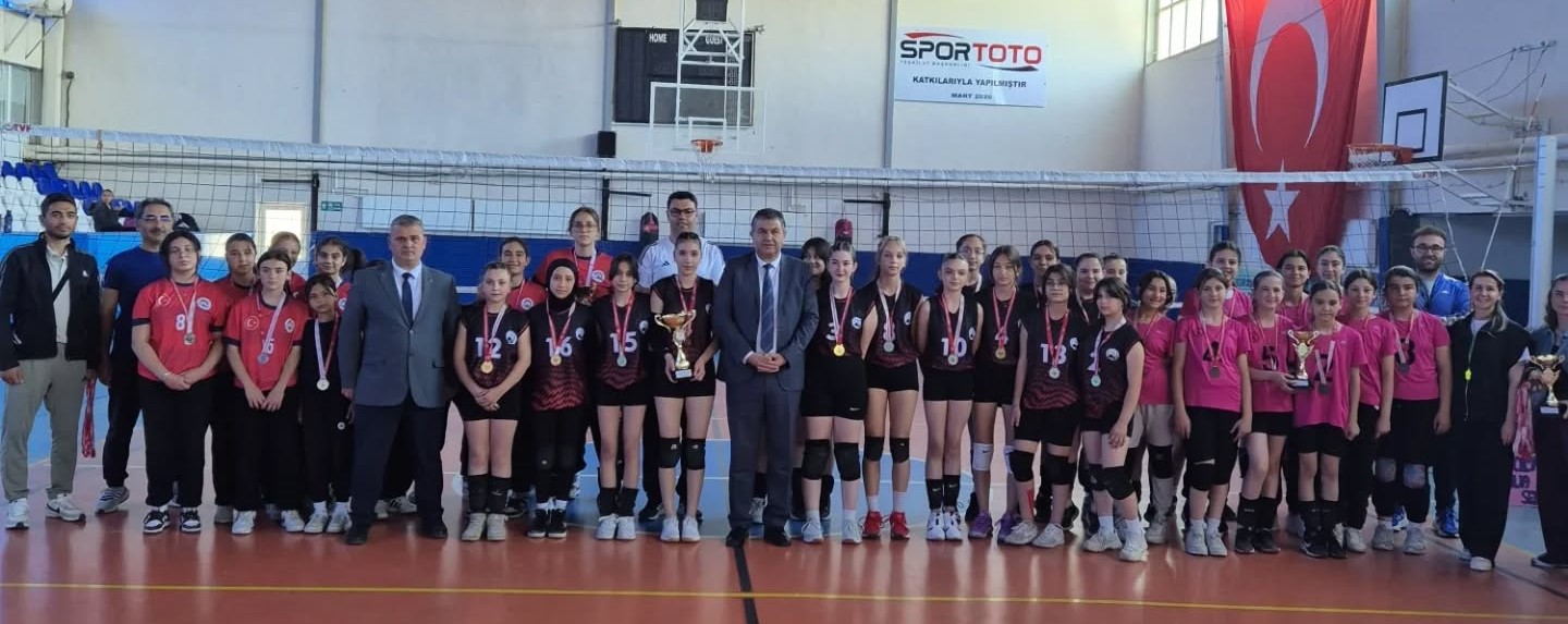Yıldız Kızlar Voleybol Turnuvası’nda Şampiyon Atatürk Ortaokulu!