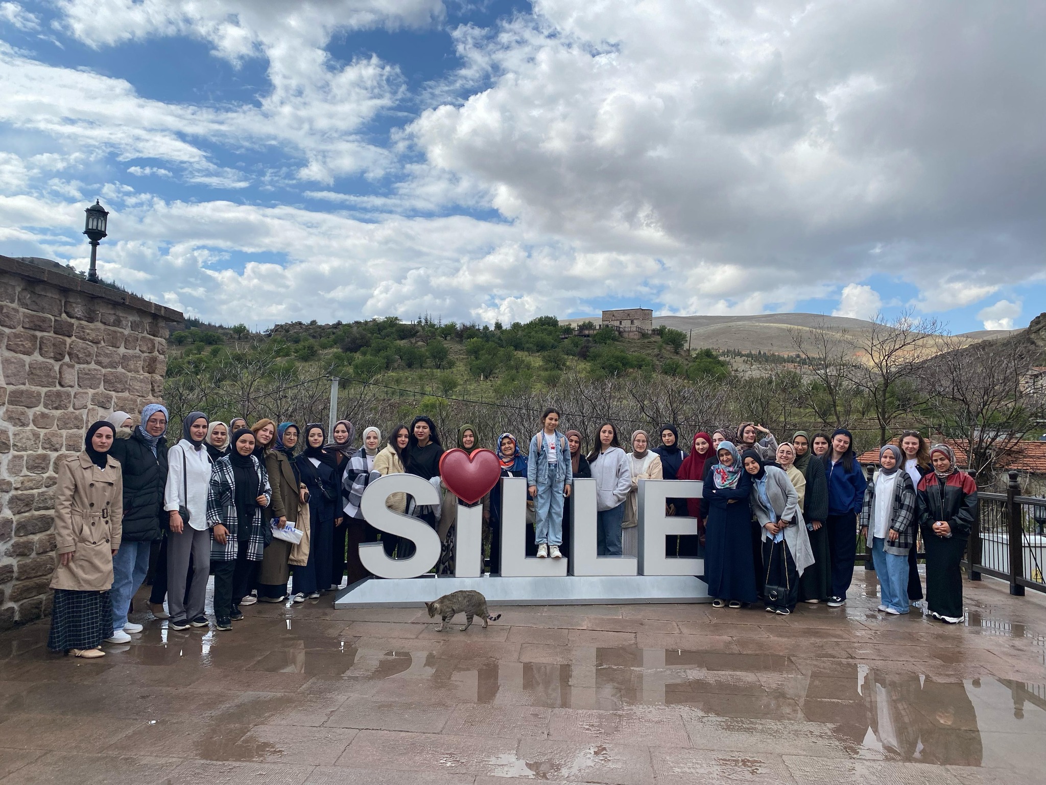 Gediz’den Üniversiteli Kız Öğrenciler Konya’da Manevi Bir Yolculuğa Çıktı