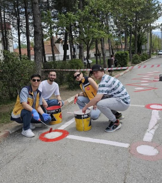 Gediz MYO Öğrencilerinden Çocuklara Neşe Dolu Proje: “Seksek ile Neşe”
