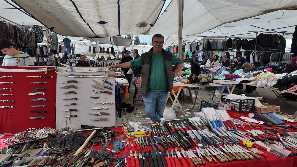 Gediz’de Dede Mesleği Yeniden Canlandı: Bilgisayarı Bıraktı, Bıçağa Tutundu!