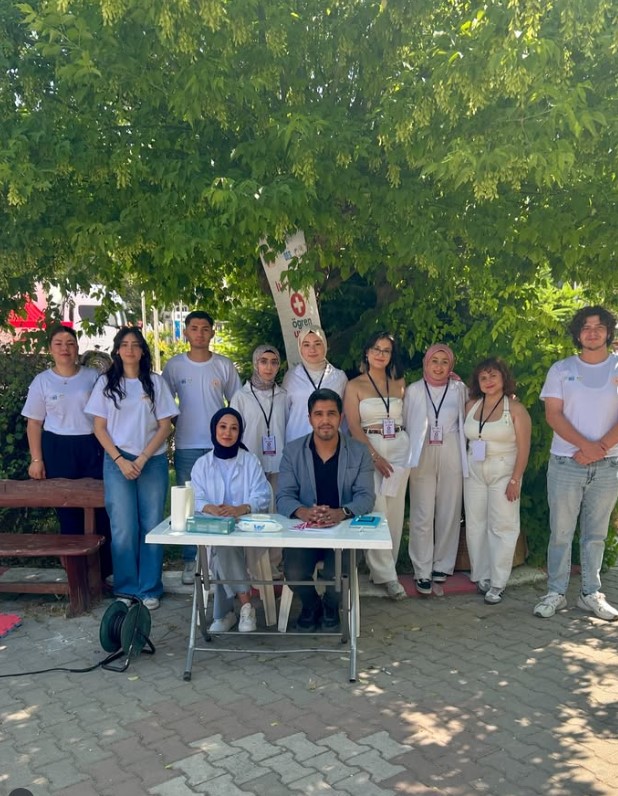 KSBÜ Gediz Sağlık Hizmetleri MYO Öğrencilerinden Örnek İlk Yardım Seferberliği: Halk Bilgisiyle Ödül Kazandı
