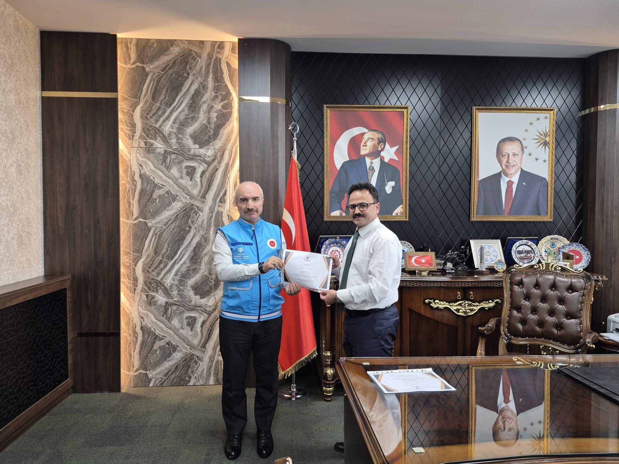 Gediz Kaymakamı Hakan Alkan ve Eşi, Türkiye Diyanet Vakfı’na Kurban Bağışında Bulundu