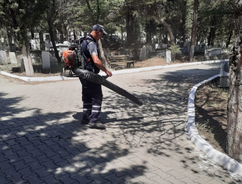 Gediz Belediyesi’nden Bayram Öncesi Mezarlıklara Bakım: Huzurlu Ziyaretler İçin Kapsamlı Temizlik
