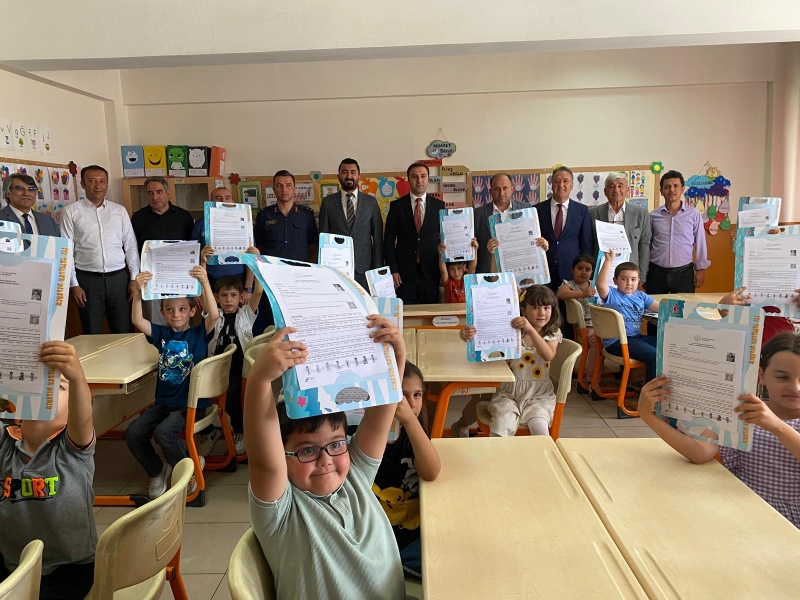 Gediz’de Karne Heyecanı: 7 Binden Fazla Öğrenci Yaz Tatiline Girdi