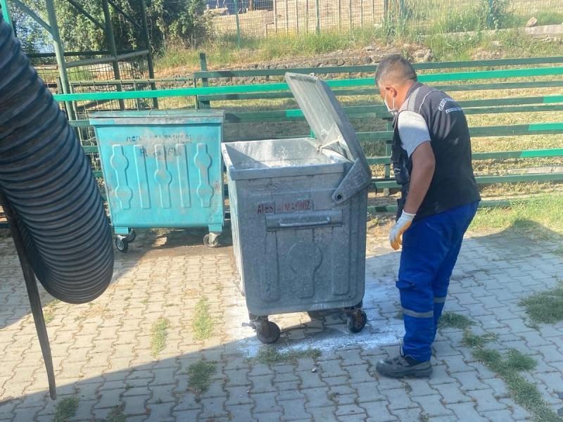 Gediz Belediyesi’nden Halk Sağlığına Odaklı Çalışma: Çöp Konteynerleri Düzenli Olarak Yıkanıp Dezenfekte Ediliyor