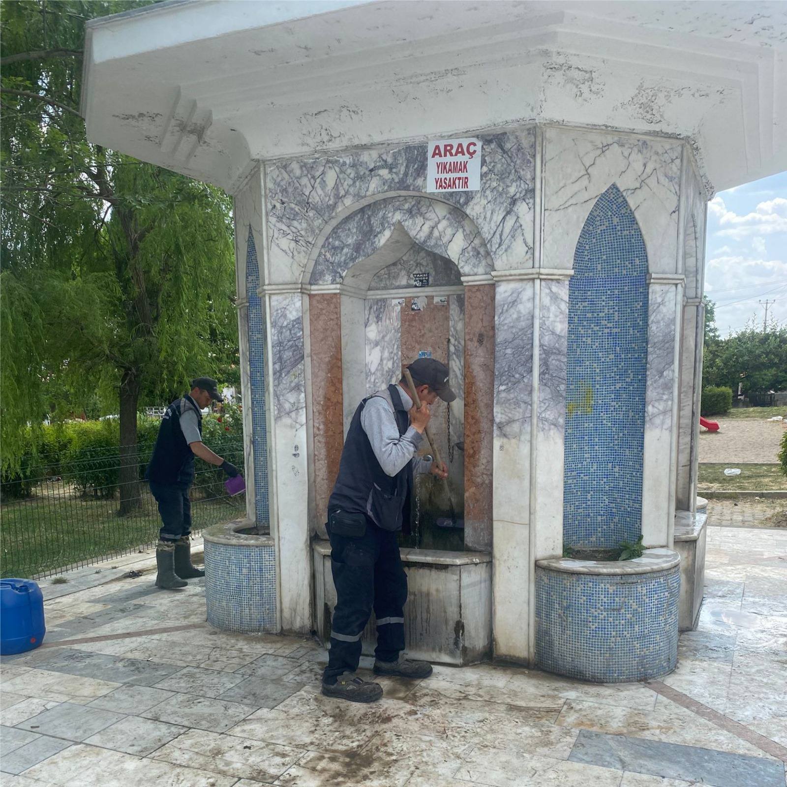 Gediz Belediyesi’nden Halk Sağlığı İçin Çeşme Temizliği: Şehir Çeşmeleri Pırıl Pırıl Oldu