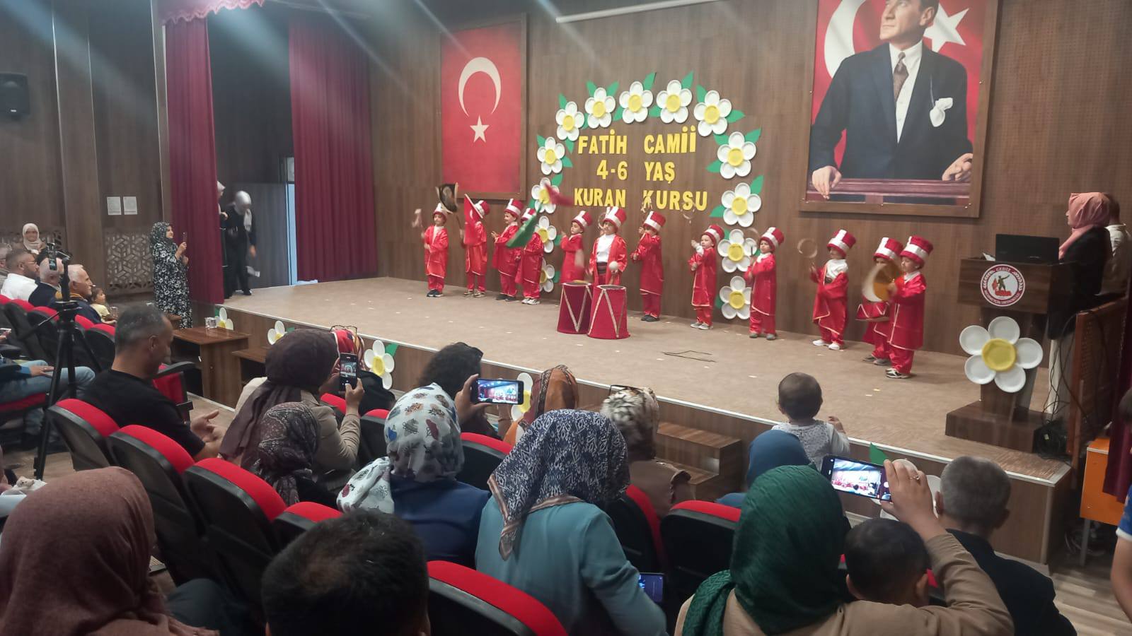 Gediz’de Minik Kalplerden Anlamlı Gösteriler: Fatih Kur’an Kursu Sene Sonu Etkinliği Büyük Beğeni Topladı