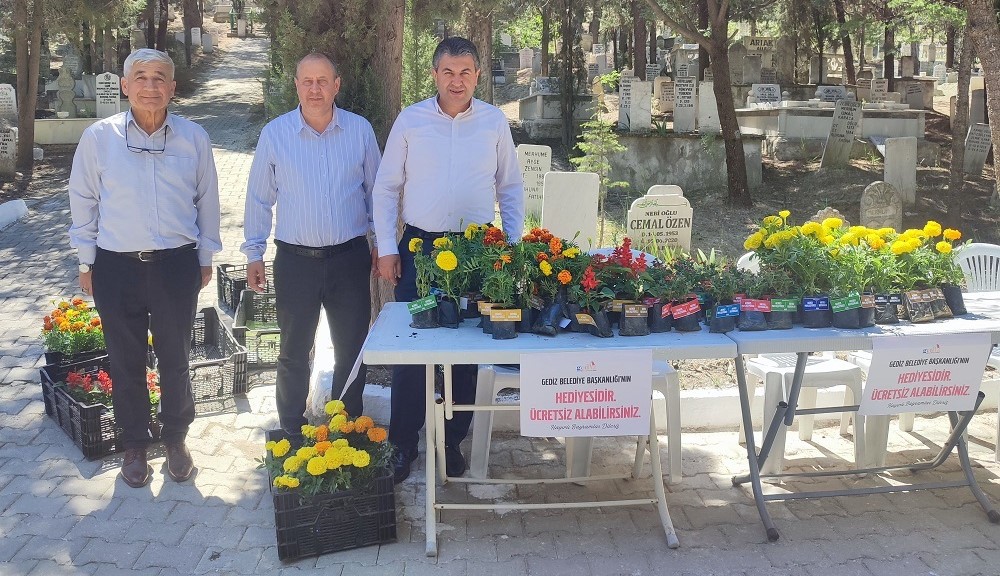 Gediz Belediye Başkanı Akel’den Anlamlı Bayram Jest: Mezarlık Ziyaretçilerine Çiçek Dağıttı