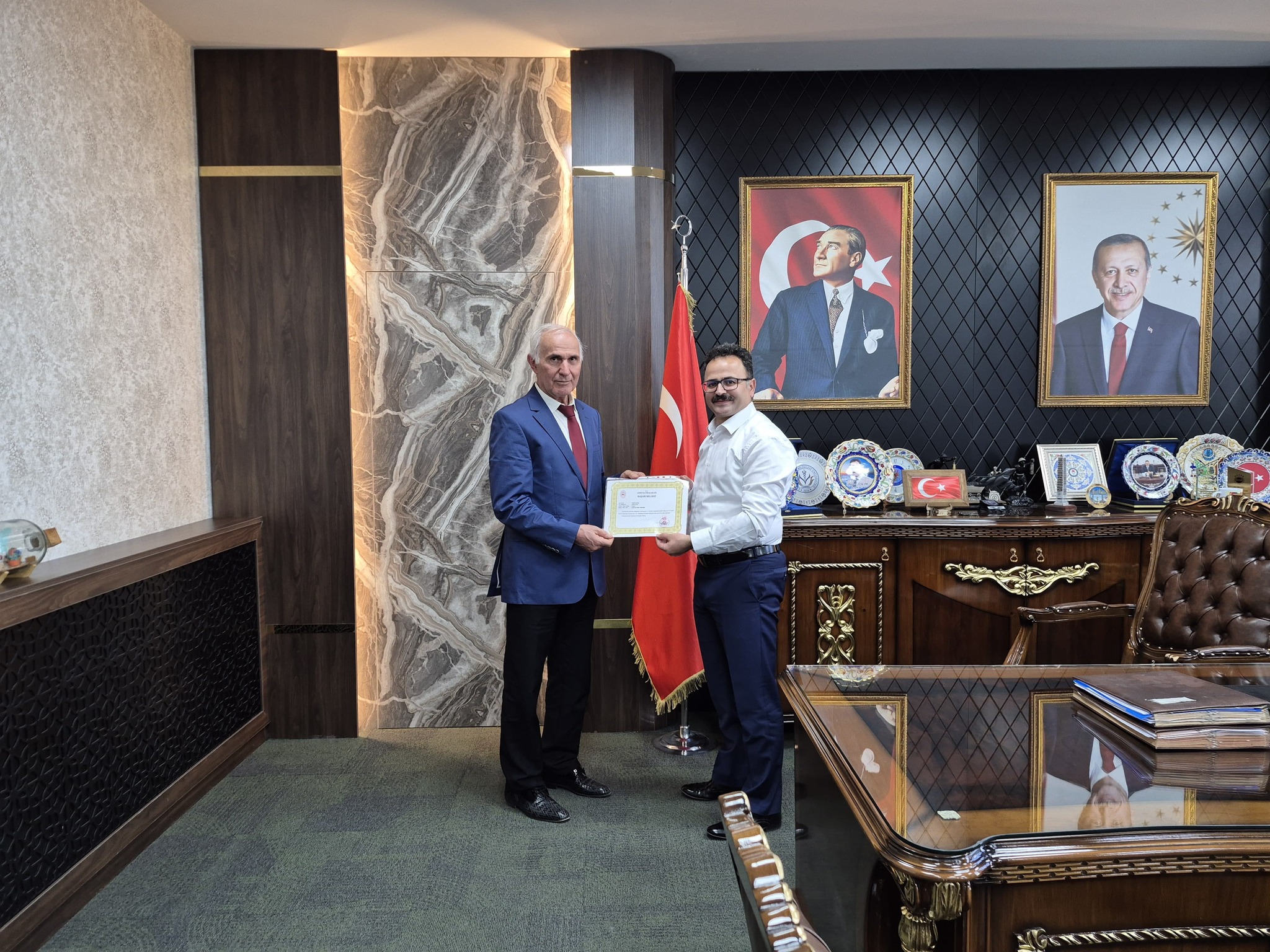 Gediz, Şifalı Ellerine Veda Etti: Dr. Besim Keleş Emekliye Ayrıldı