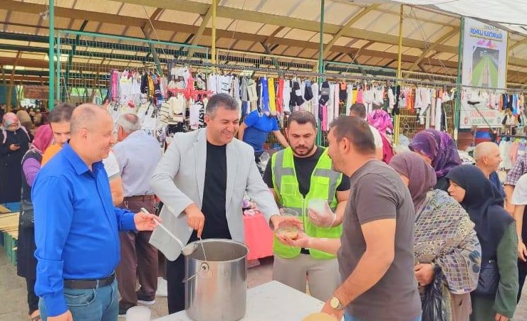 Gediz’de Aşure Günü Birlik ve Beraberliği Pekiştirdi: Başkan Akel Vatandaşlara Aşure Dağıttı