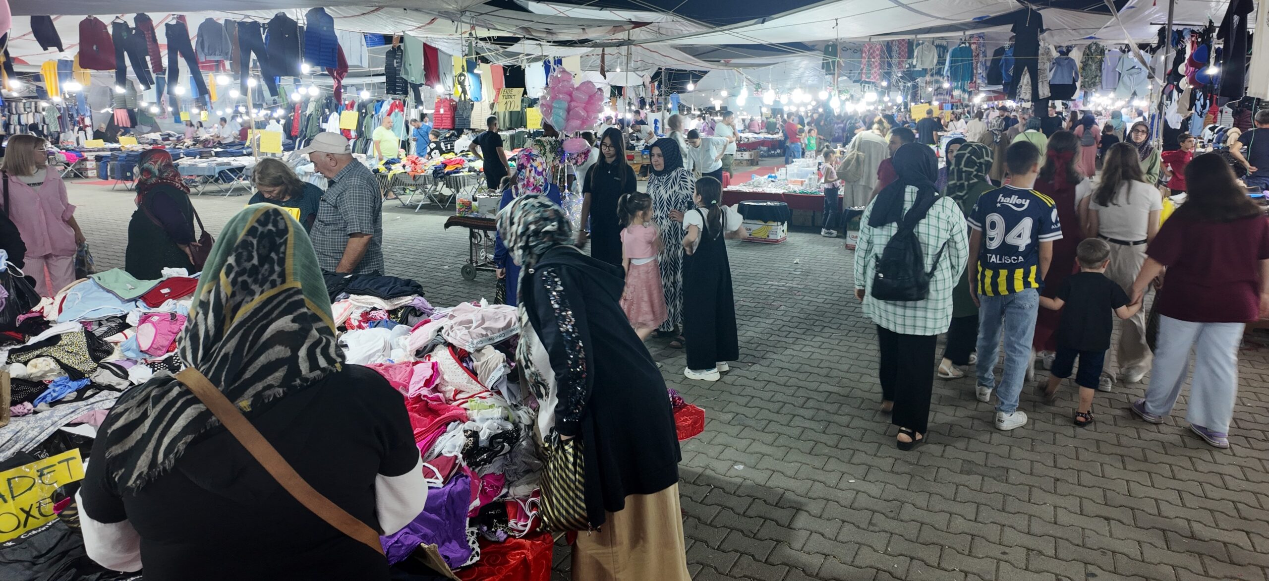 Gediz Tarhana Festivali’nde Göz Kamaştıran Kıyafet Pazarı: Simav Fuarı’yla Yarışıyor!