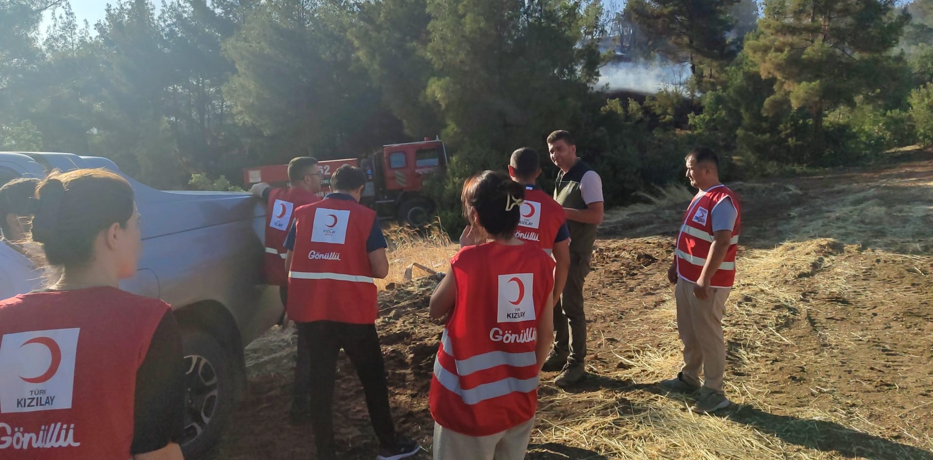 Gediz Yangınında Kızılay Gönüllüleri Sahadaydı: Ekiplere Kumanya Desteği!