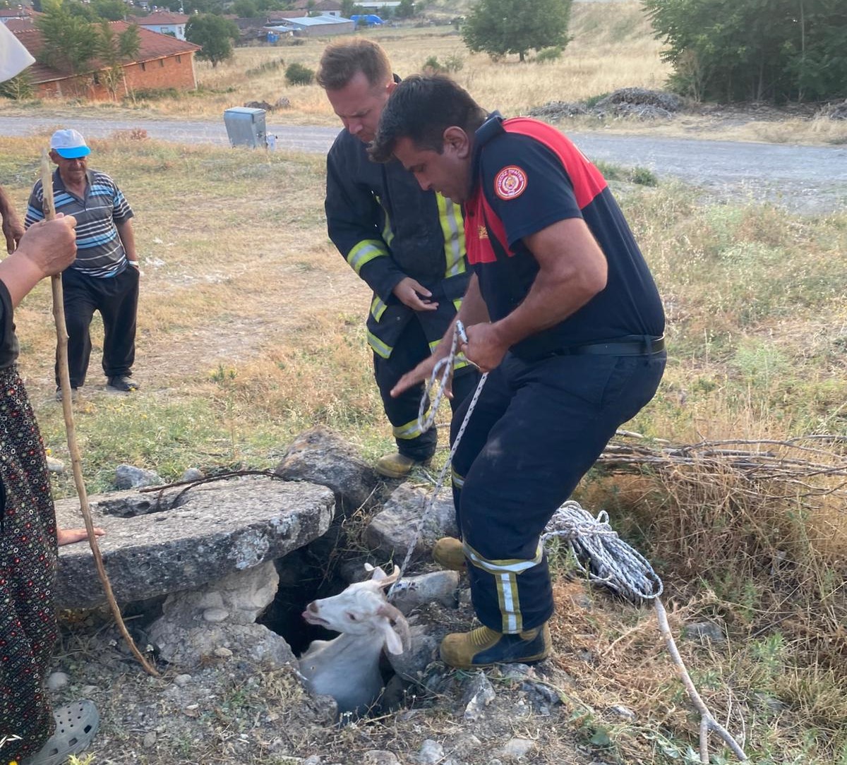 Gediz İtfaiyesi Her Türlü Görevde Vatandaşın Yanında: Sıkışan Keçi Yavrusunu Kurtardılar