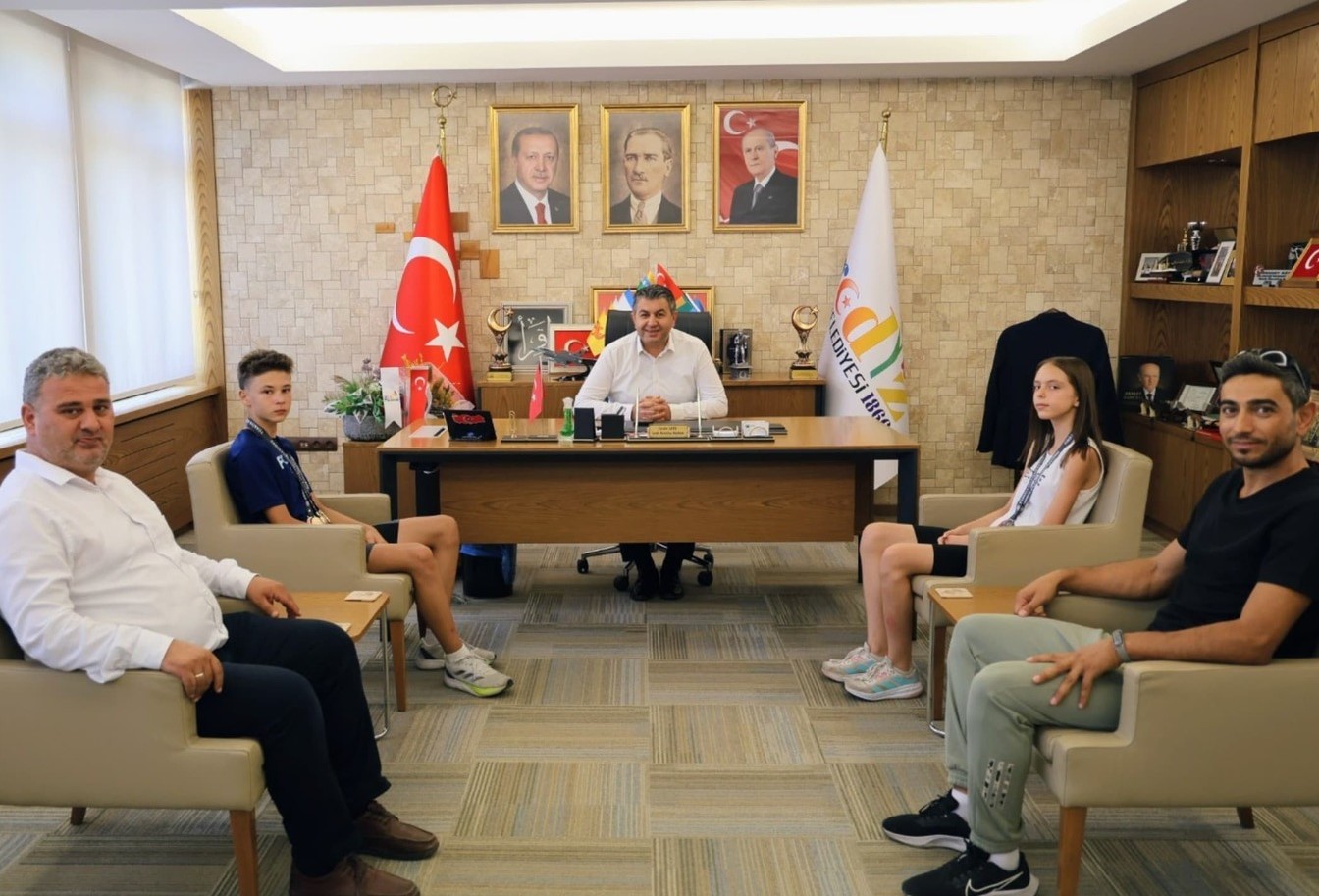 Gedizli Şampiyon Sporcular Belediye Başkanı Akel’i Ziyaret Etti