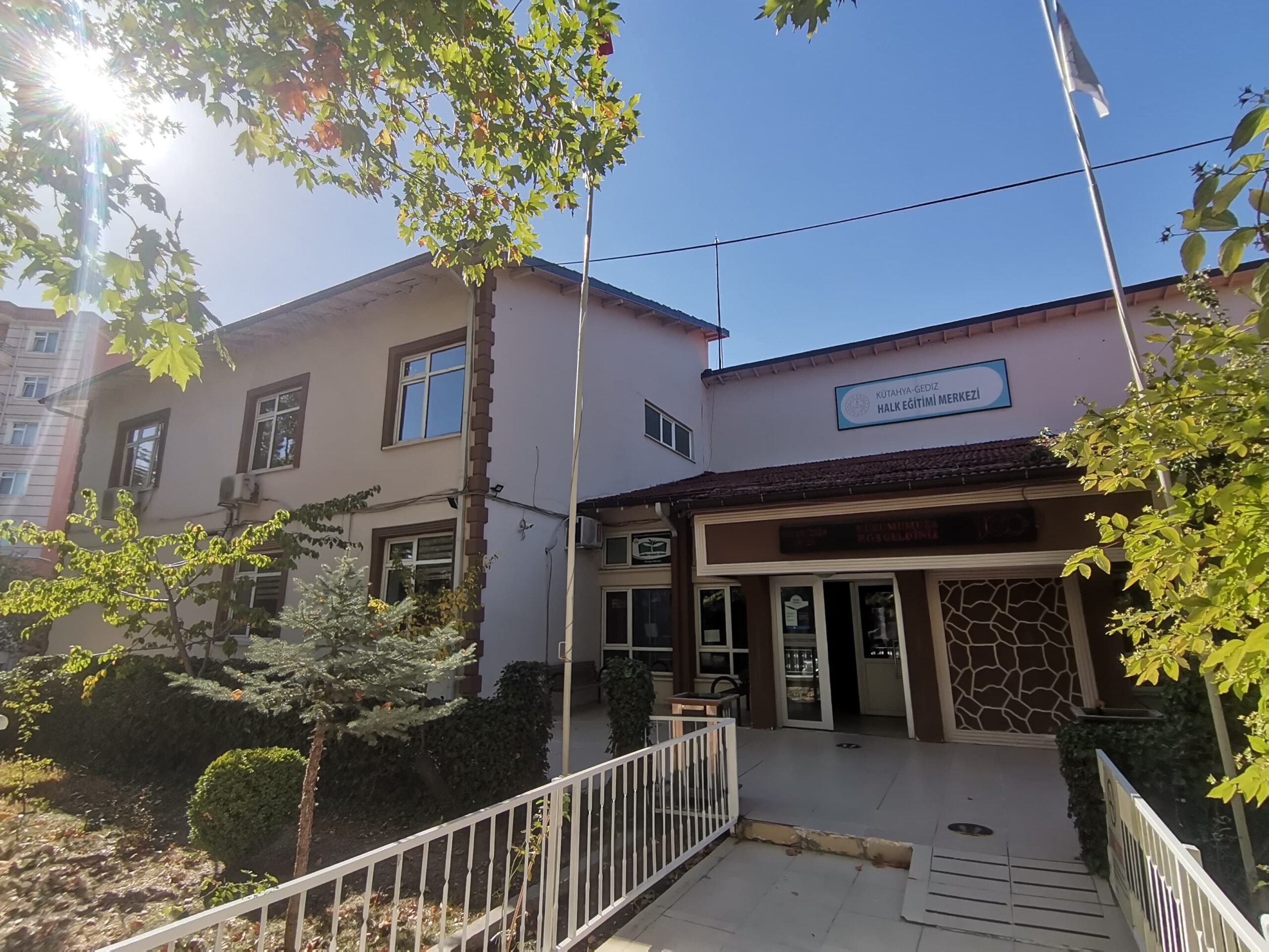 GEDİZ’DE MEZUN ÖĞRENCİLERE YÖNELİK KURS KAYITLARI DEVAM EDİYOR